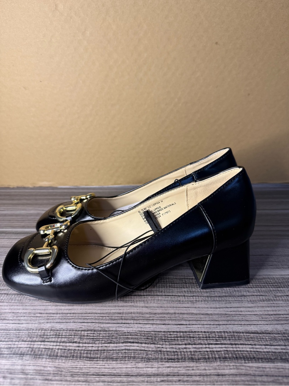 Liz Claiborne Black Leather hills with Gold Buckle Accent - Picture 3 of 6